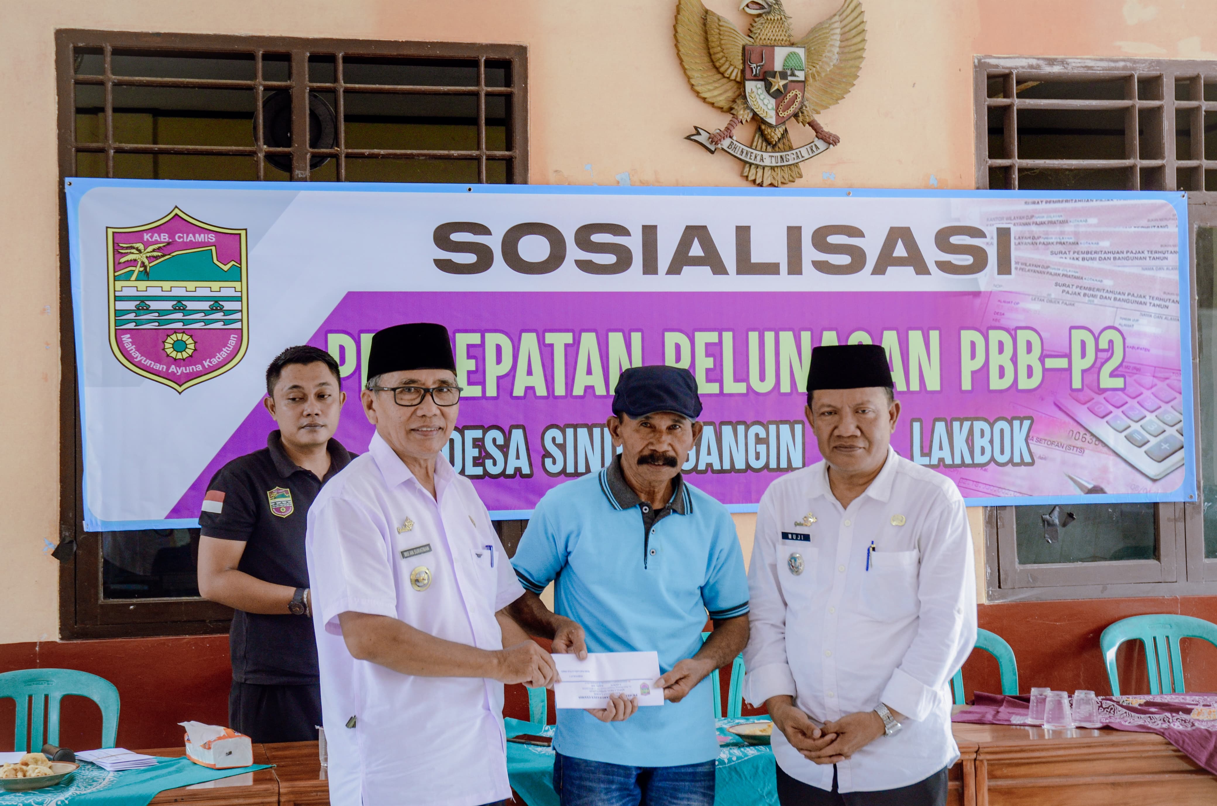 Kepala Desa Sindangangin serah...